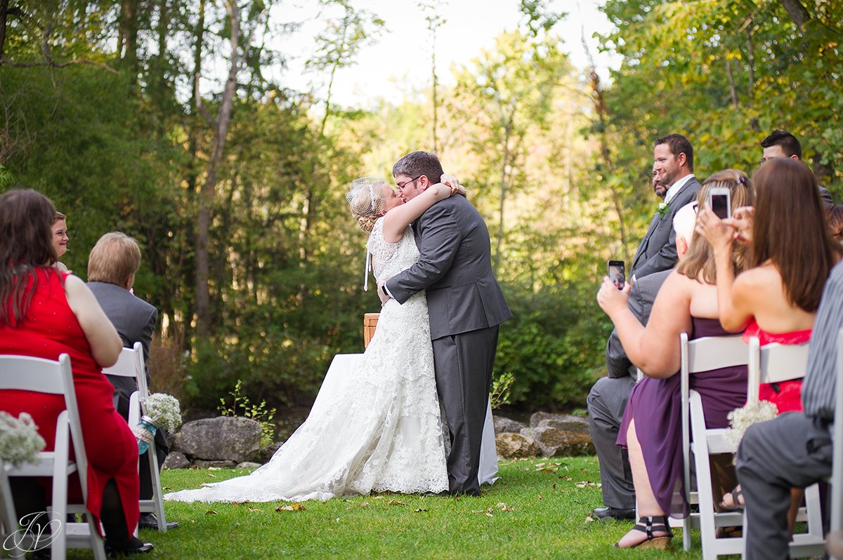 amazing first kiss between bride and groom