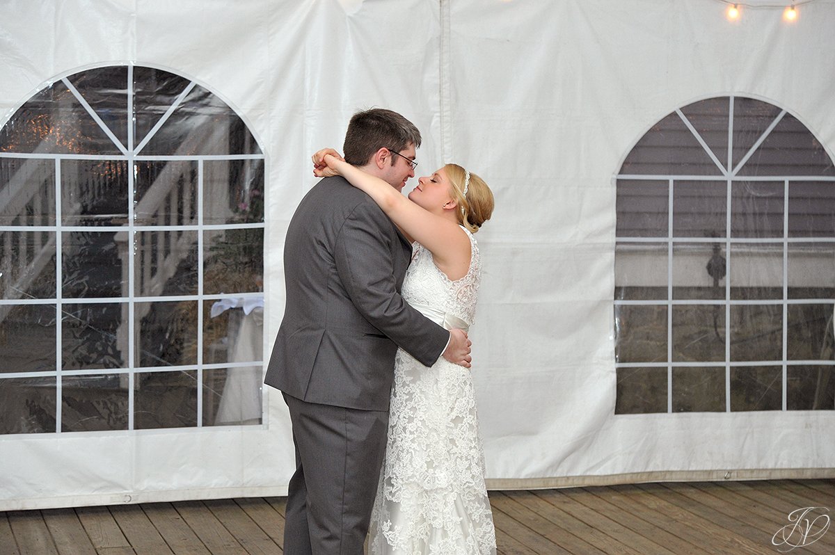 special bride and groom first dance moment