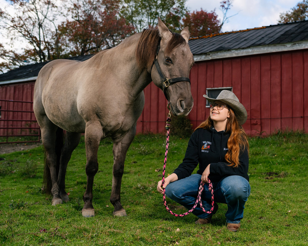 senior girl with her horse on a farm for senior pictures near Erie Pennsylvania