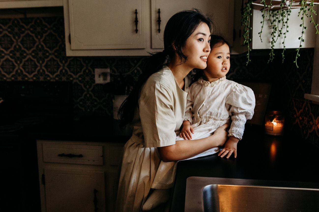 mommy daughter lifestyle pictures in kitchen