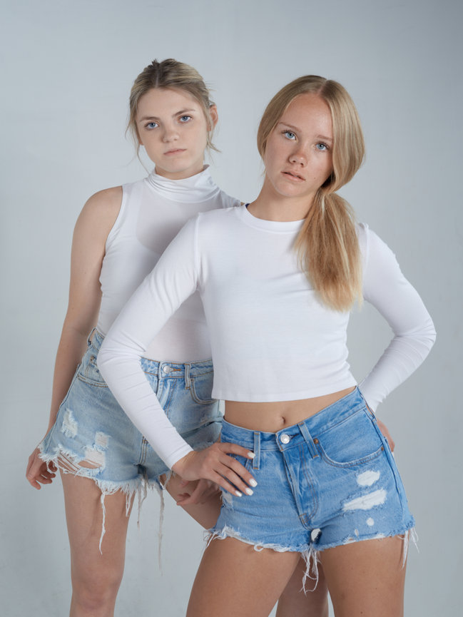 Sisters senior portrait ideas