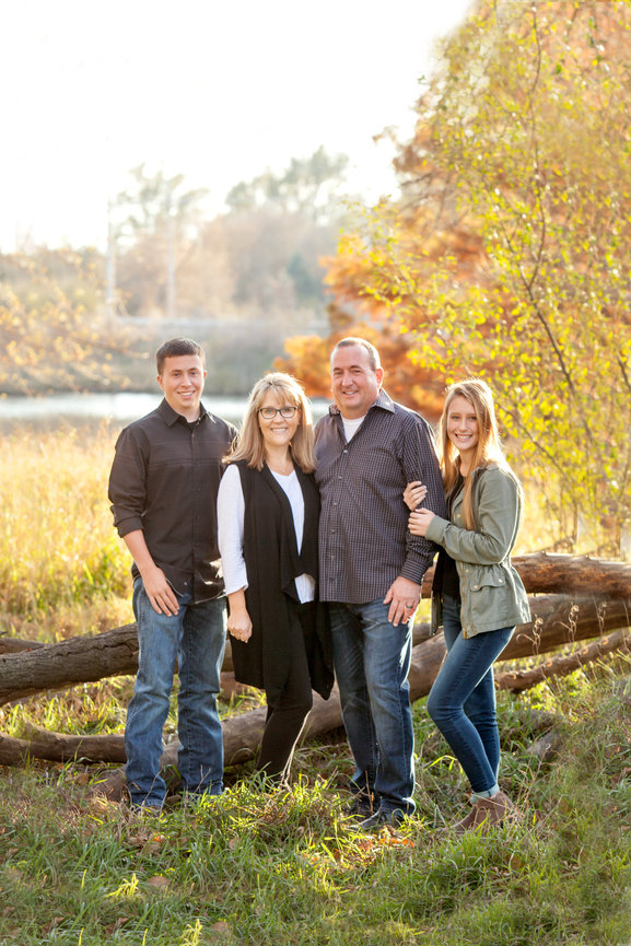 20 Posing Prompts for Natural Looking Family Photos – Valerie Richer  Photography