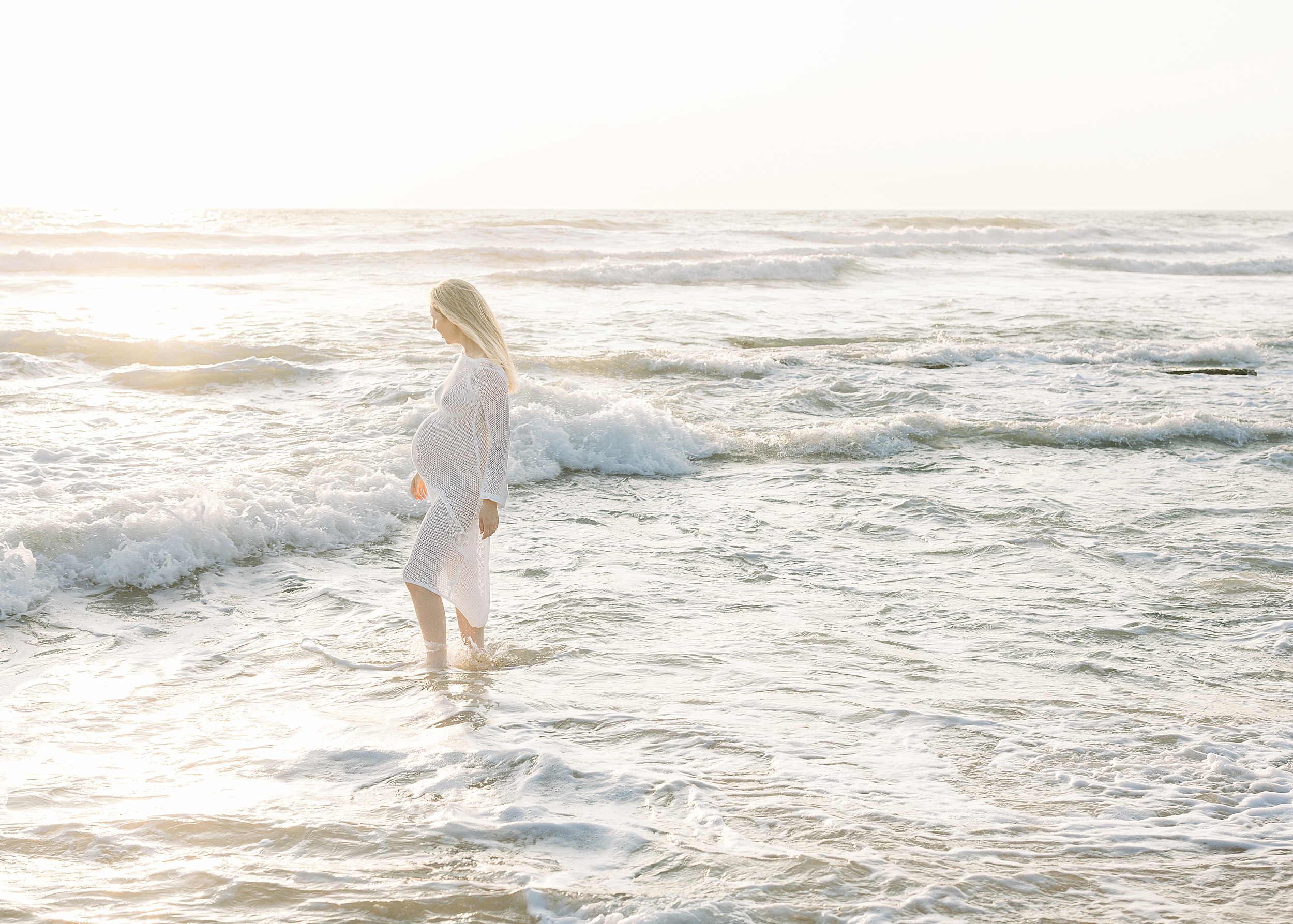 Maternity session on a bright morning on the beach.