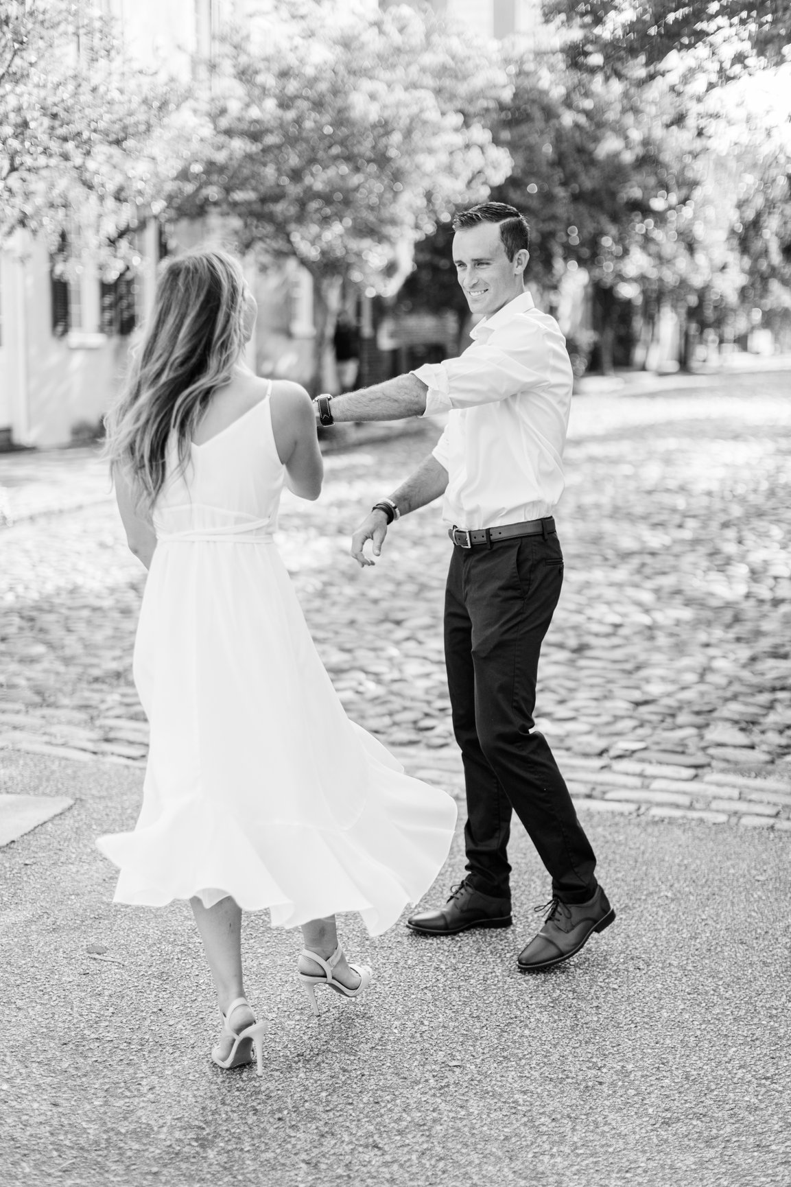 downtown-charleston-spring-engagement-ava-moore-photography